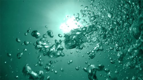 Luftblasen im blauen Wasser 766