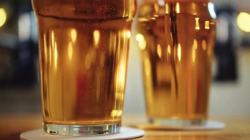 Schaumiges Bier in Gläsern Nahaufnahme