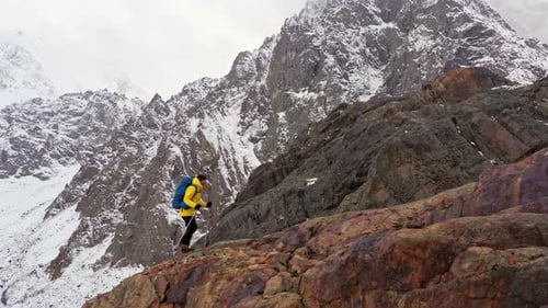 Grimpeurs à pied Expédition en montagne Vol aérien Chaîne de montagnes épique Montez vers le succès Belle