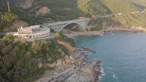 Ponte em arco perto do oceano