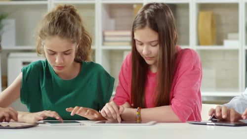 Schüler mit Gadgets in der Pause