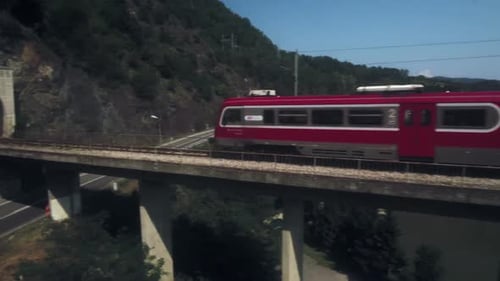 Zug fährt über die Brücke
