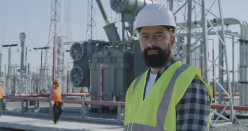 Constructor barbudo en una central eléctrica