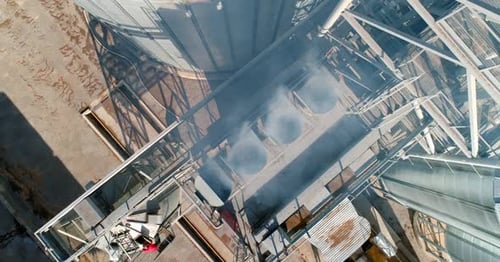 Vapor de una planta industrial. Vapor en una fábrica moderna para procesamiento de granos.