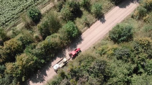 Traktor mit Sprühgerät auf Landstraße