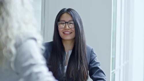 Unternehmerin im Chat mit Geschäftspartnerin