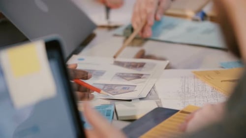 Nahaufnahme von Mitarbeitern des Entwicklungsdesignprojekts, die über die Arbeit am Tisch diskutieren