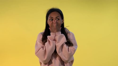 La mujer africana está muy contenta de que sus expectativas se hayan hecho realidad