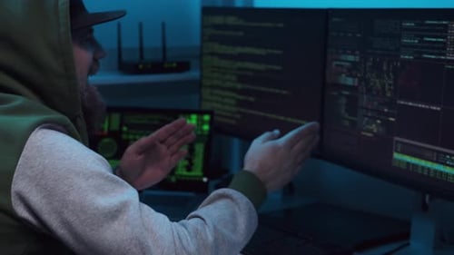Aufgeregter Hacker in Maske feiert Triumph