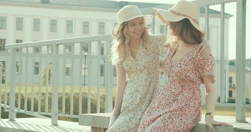 Duas lindas garotas hippie sorridentes em um moderno vestido de verão posando ao ar livre