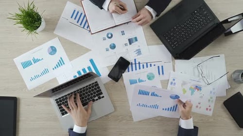 Unternehmensleiter, die am Computer arbeiten, im Notizblock schreiben, Geschäftsprojekt