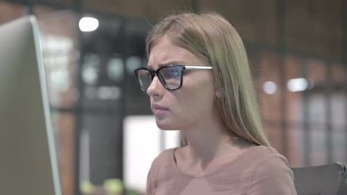 Portraitshooting einer ehrgeizigen Frau, die sich am Computer