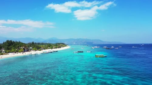 Insel in Thailand - Boote treiben in der Nähe der Küste einer tropischen Insel, umgeben von klarem blauem Meer W
