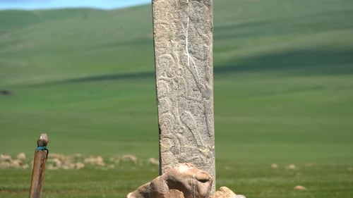 Inscription du menhir obélisque datant de l'Antiquité
