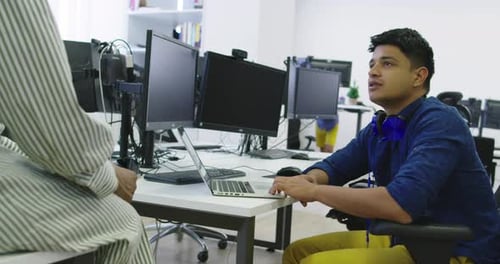 Ethnische Menschen arbeiten im Startup-Büro zusammen
