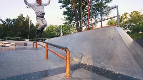 Patineur à roulettes en ligne agressif faisant des tours dans un skatepark en béton à l'extérieur au Ralenti