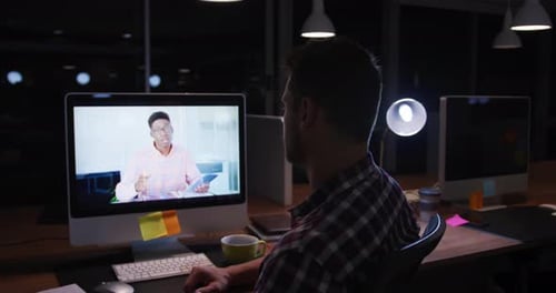 Homme d'affaires réalisant des visioconférences dans un bureau moderne