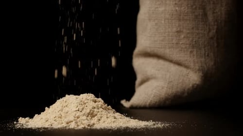 Ingwerpulver fällt in die Nähe eines Sacks