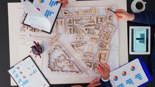 Team von Ingenieuren und Architekten plant Projekt