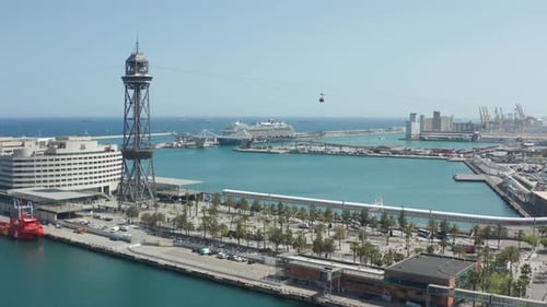 Toma de Zumbido del puerto marítimo de Barcelona con teleférico