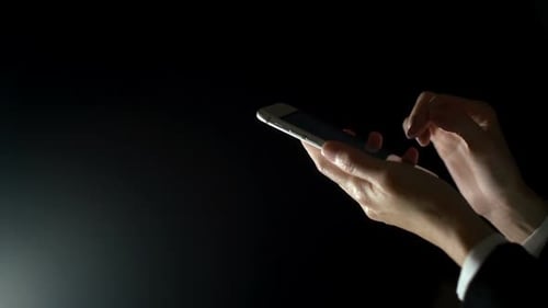 Verwenden des Touchscreens auf einem Smartphone mit schwarzem Hintergrund