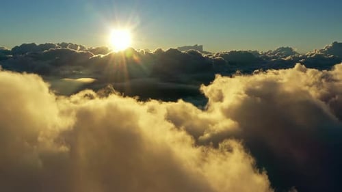 Luftaufnahme von Wolken und Morgensonne