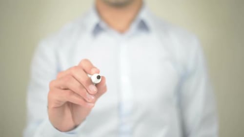 Joyeux homme d'affaires écrivant sur un écran transparent