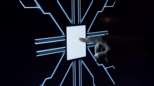 Der menschliche Finger drückt eine digitale Taste auf einem leuchtenden Touchscreen.