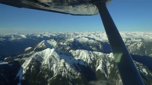 Chaîne de montagnes enneigée vue depuis la fenêtre d'un avion Cessna-172 volant de Vancouver à Pemberton