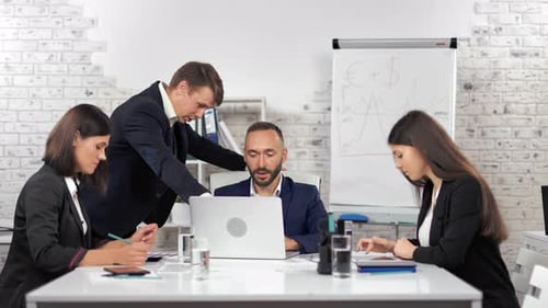 предприниматель с командой обсуждают проект