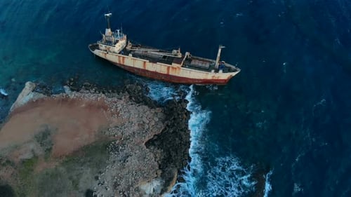 Luftaufnahme eines schiffbrüchigen Schiffes, das in der Nähe der Küste liegt