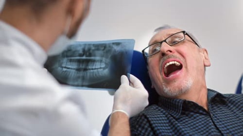 Paciente masculino de la clínica dental durante el chequeo regular del médico