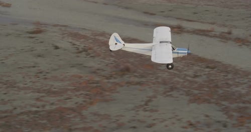 Rotes Flugzeug fliegt über Vororte, Hubschrauberantenne, Drohne, bewölkter Tag
