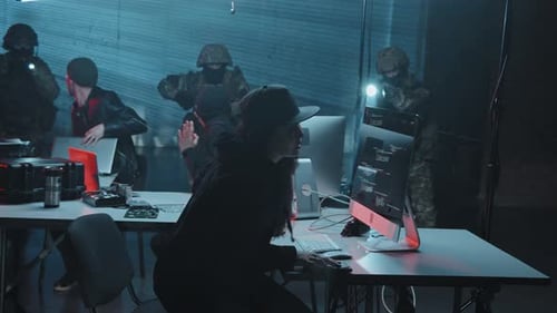 Equipe da SWAT invade esconderijo de hackers criminosos