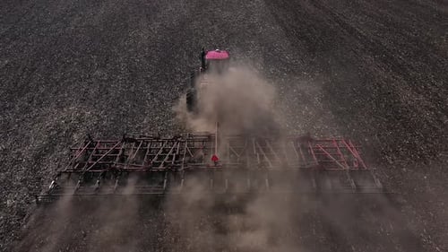 Traktor-Kultivierungsfeld. Luftaufnahme von Landwirtschaft und Maschinen