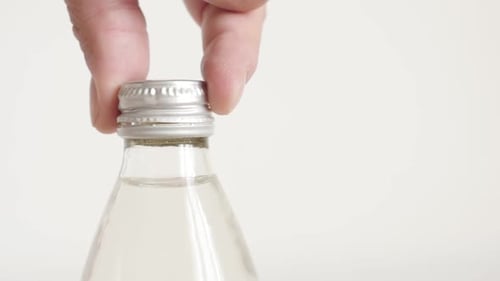 Flacon en verre à ouverture lente avec doigts, images rapprochées