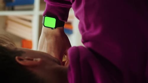 Vídeo vertical de hombre usando reloj inteligente con croma key closeup
