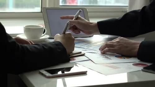 Kollegen arbeiten zusammen