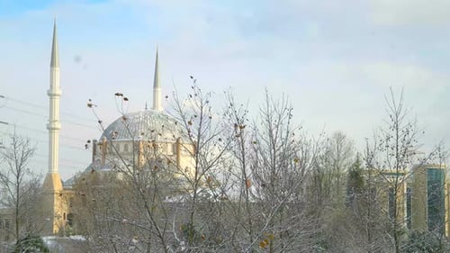 Schneefall und Moschee