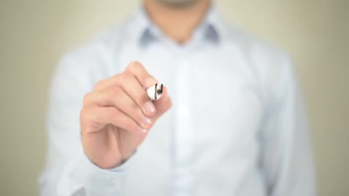 Energia hidrelétrica, empresário escrevendo em tela transparente