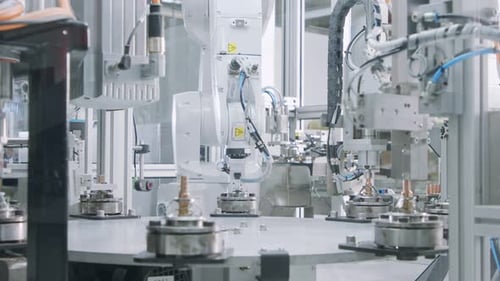 Machines robotisées avancées fabriquant des pièces sur une chaîne de montage automatisée