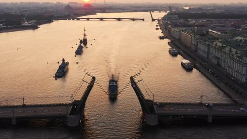 Paysage aérien avec des navires de guerre dans la Neva avant les vacances de la marine russe au début