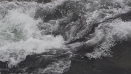 Gros plan au ralenti de l'eau vive sur une cascade.