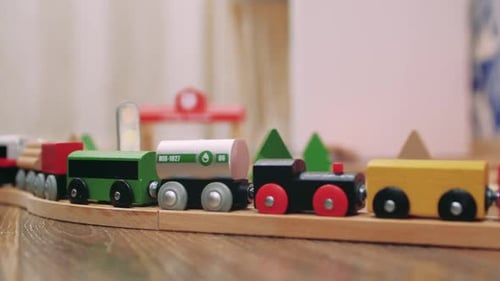 Holzbahn auf dem Boden im Kinderzimmer-Spielzimmer