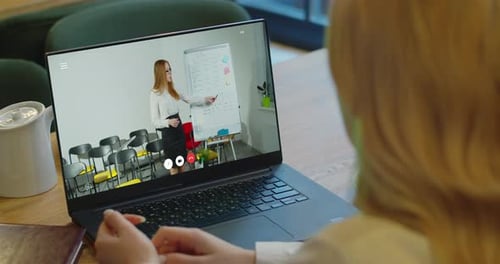 Junge Studentin schaut sich den Unterricht online an und lernt von zu Hause aus