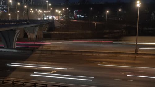 Blick auf die Autobahn bei Nacht, Autoverkehr in der Nacht.