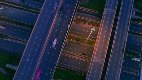 4K : Prise de vue aérienne par Drone hyperlapse d'une route autoroutière en mouvement rapide.