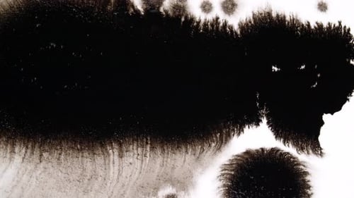 Gouttes d'encre noire sur fond blanc
