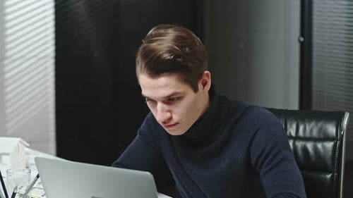 Junger Mitarbeiter bei der Arbeit