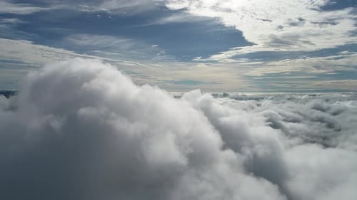 Manhã de nevoeiro no centro da cidade. Acima das nuvens.